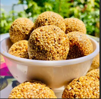 Desi Gud Til Laddu Natural gud aur til se bana traditional winter sweet.